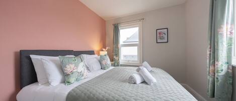 5 bedrooms, iron/ironing board, free WiFi, bed sheets