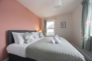 5 bedrooms, iron/ironing board, free WiFi, bed sheets - Central 5 Bedroom Home Close to Gloucester City (Gloucester)