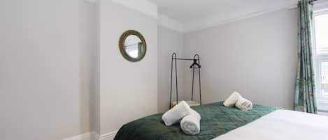 5 habitaciones, tabla de planchar con plancha y wifi gratis