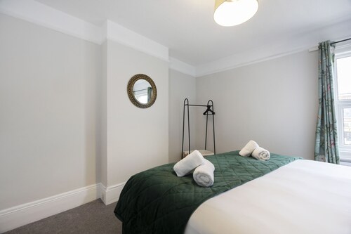 Central 5 Bedroom Home Close to Gloucester City