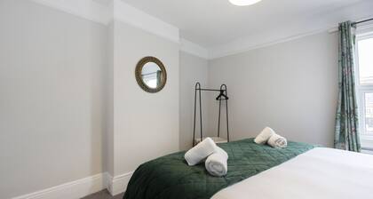 Central 5 Bedroom Home Close to Gloucester City