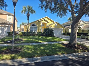 Property grounds - Disney 4 bed pool & spa home with game room, gated resort, free wi-fi, spacious (Kissimmee)