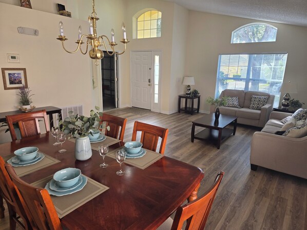 Dining - Disney 4 bed pool & spa home with game room, gated resort, free wi-fi, spacious (Kissimmee)