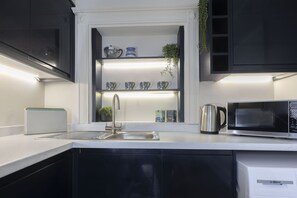 Fridge, oven, coffee/tea maker, cookware/dishes/utensils - Elegant Period Town Centre Apartment with Parking (Cheltenham)