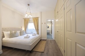 1 bedroom, iron/ironing board, free WiFi, bed sheets - Elegant Period Town Centre Apartment with Parking (Cheltenham)