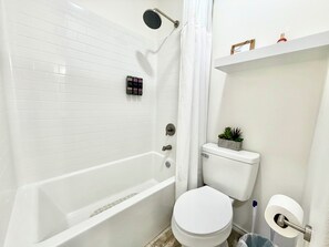 Hårtørrer, håndklæder, Sæbe, Toiletpapir