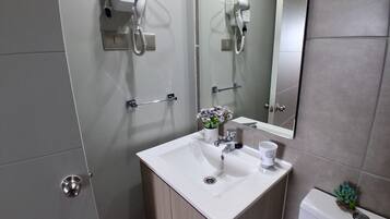 Apartamento Confort, balcón, vistas a la colina | Baño