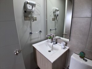 Apartament Comfort, balcó, vistes al turó | Bany