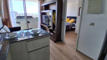 Apartamento conforto, sacada, vista para a montanha | Cofres nos quartos, cortinas blackout, quartos à prova de som