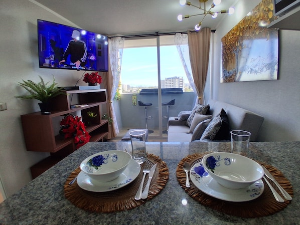 Comfort-lejlighed - balkon - bakkeudsigt | Pengeskab på værelset, mørklægningsgardiner, lydisolering, gratis Wi-Fi