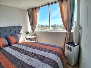 Apartamento conforto, sacada, vista para a colina | Cofres nos quartos, cortinas blackout, quartos à prova de som