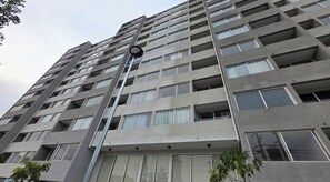 Cofres nos quartos, cortinas blackout, quartos à prova de som