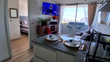 Apartamento Confort, balcón, vistas a la colina | Caja fuerte, cortinas opacas, sistema de insonorización y wifi gratis