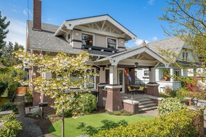 Exterior - 4000 sf 5br house w/ yard 5 min to Space Needle/Pike Mkt 1 blck to Queen Anne Av (Seattle)
