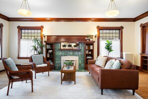 Smart TV, fireplace, books - 4000 sf 5br house w/ yard 5 min to Space Needle/Pike Mkt 1 blck to Queen Anne Av (Seattle)