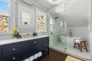 Shower, hair dryer, towels, soap - 4000 sf 5br house w/ yard 5 min to Space Needle/Pike Mkt 1 blck to Queen Anne Av (Seattle)