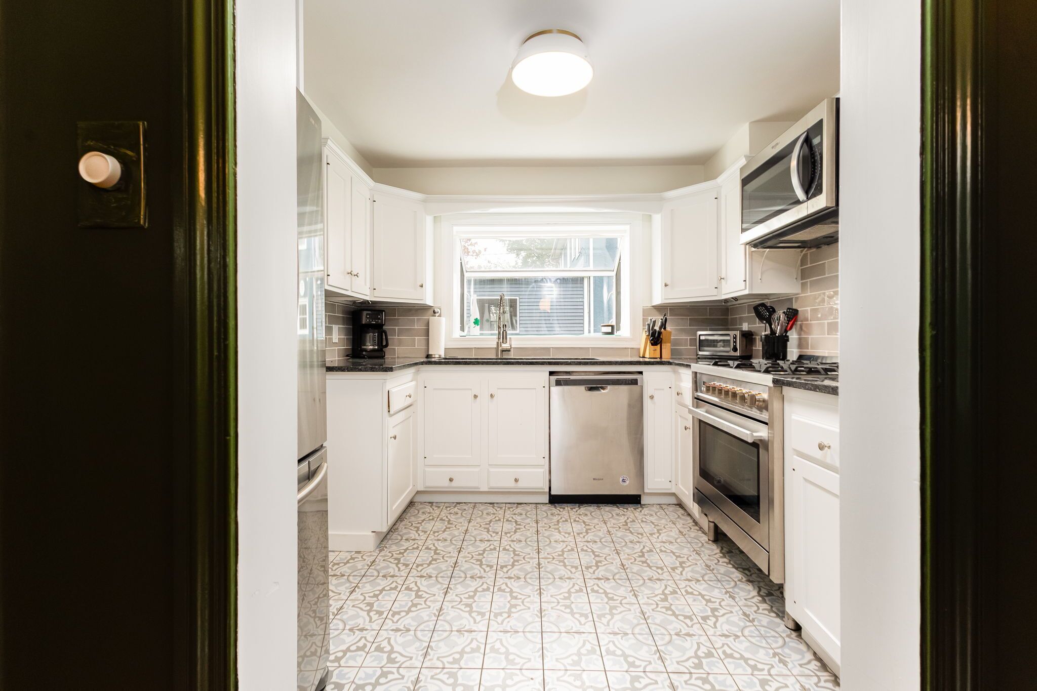 ثلاجة، ميكروويف، فرن، موقد طهي مسطح