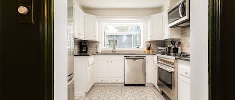 ثلاجة، ميكروويف، فرن، موقد طهي مسطح