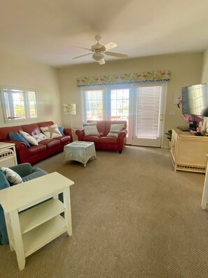 Smart TV, DVD player, books - A Bit O Heaven - 1 Minute to the beach on private road (Oak Island)