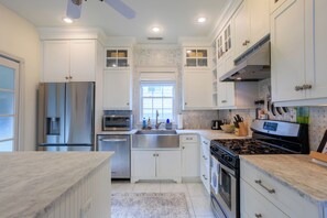 Microwave, oven, stovetop, dishwasher - Charming James Island Retreat - Close to Downtown! (Charleston)