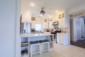Microwave, oven, stovetop, dishwasher - Charming James Island Retreat - Close to Downtown! (Charleston)