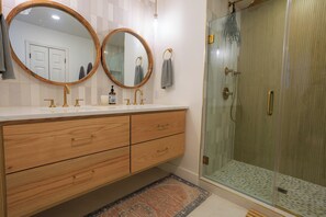 Shower, hair dryer, towels, soap - Charming James Island Retreat - Close to Downtown! (Charleston)