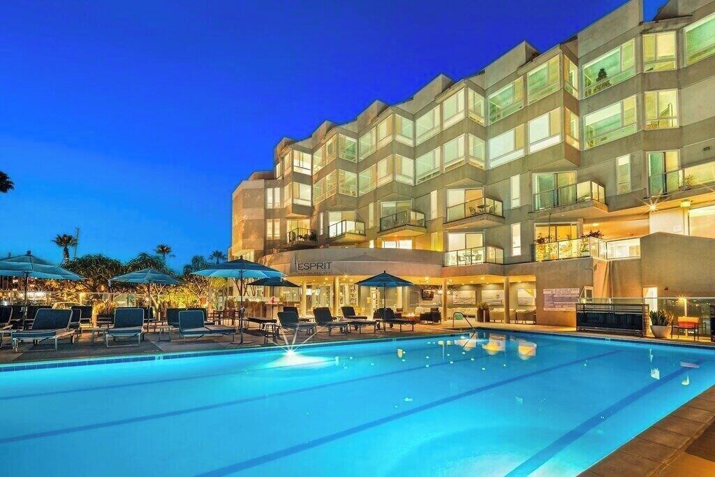 Alberca al aire libre y alberca climatizada