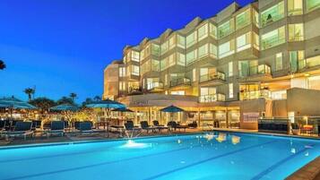 Alberca al aire libre y alberca climatizada