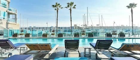 Utomhuspool och uppvärmd pool