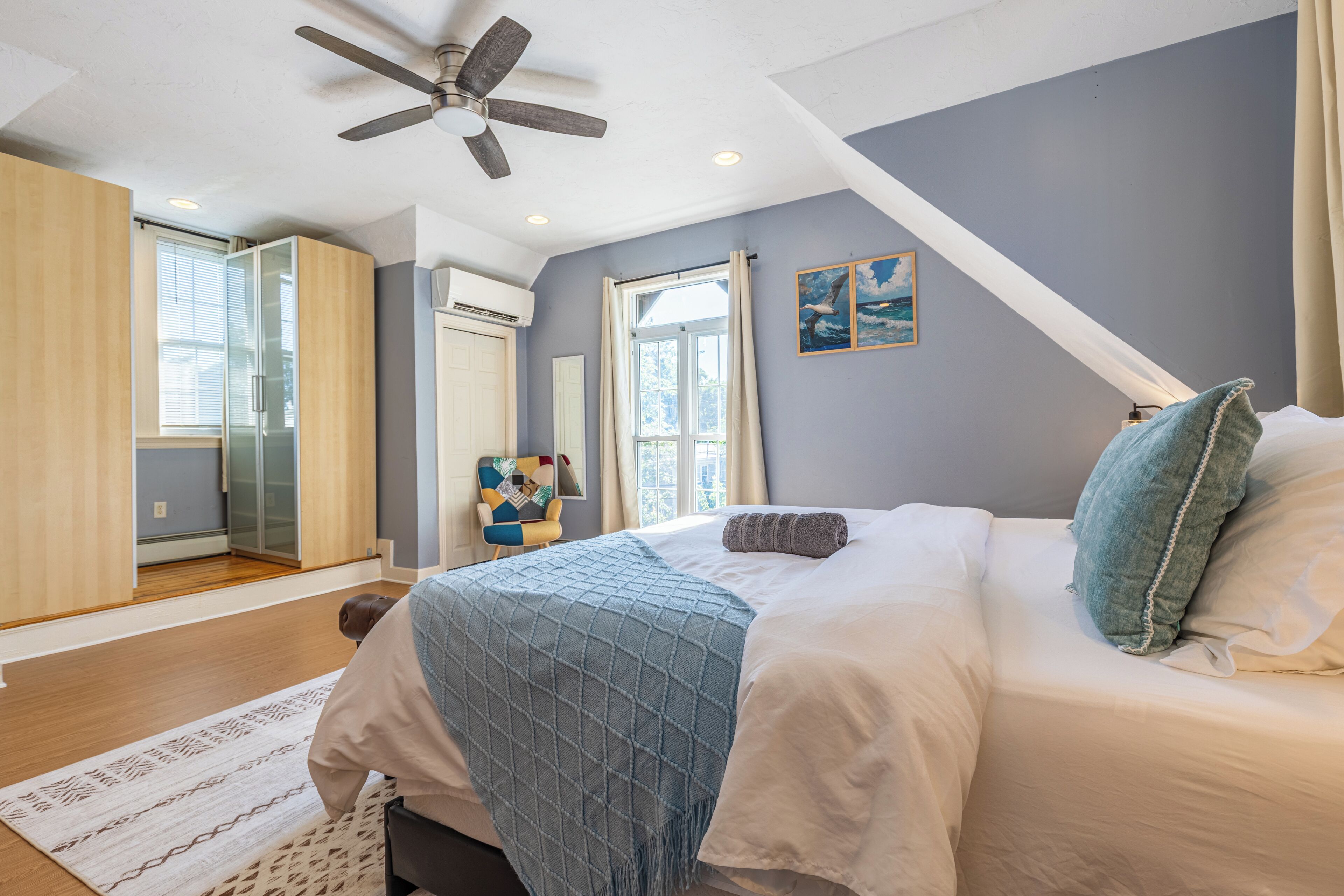5 bedrooms, desk, iron/ironing board, travel cot