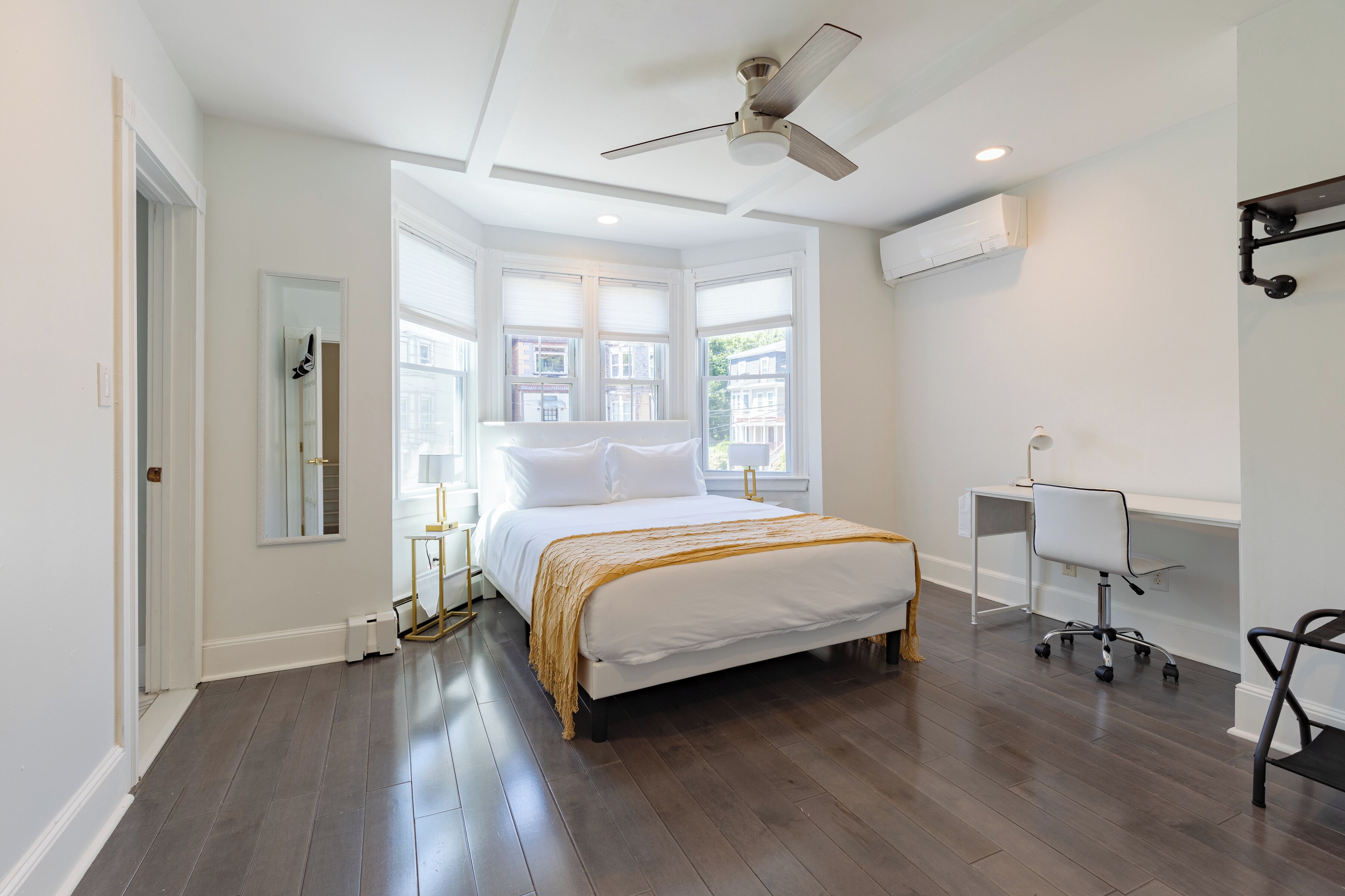 5 Schlafzimmer, Schreibtisch, Bügeleisen/Bügelbrett, kostenloses WLAN