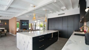 冰箱、微波炉、烤箱、炉灶