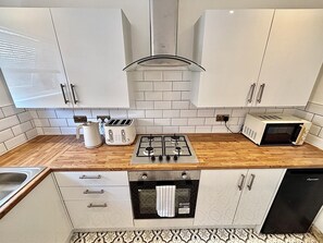 Private kitchen - Entire Liverpool home - 5 min walk to LFC Stadium, Sleeps 8, free parking, WIFI (Liverpool)