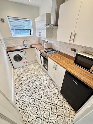 Private kitchen - Entire Liverpool home - 5 min walk to LFC Stadium, Sleeps 8, free parking, WIFI (Liverpool)