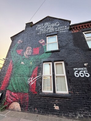 Exterior - Entire Liverpool home - 5 min walk to LFC Stadium, Sleeps 8, free parking, WIFI (Liverpool)