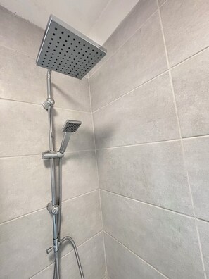 Hair dryer, towels, soap, toilet paper - Entire Liverpool home - 5 min walk to LFC Stadium, Sleeps 8, free parking, WIFI (Liverpool)