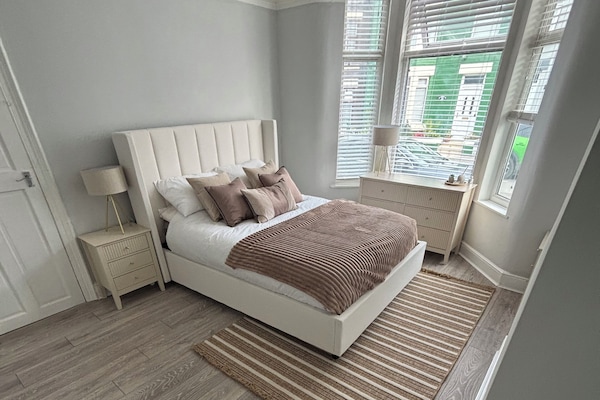 3 bedrooms, iron/ironing board, WiFi, bed sheets