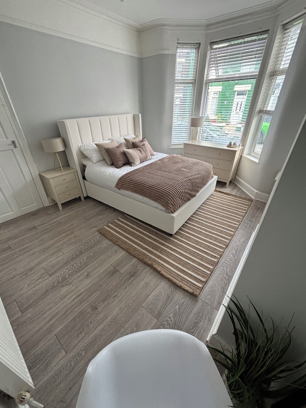 3 bedrooms, iron/ironing board, WiFi, bed sheets - Entire Liverpool home - 5 min walk to LFC Stadium, Sleeps 8, free parking, WIFI (Liverpool)
