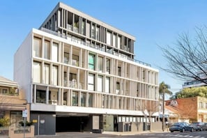 Exterior - Sunny apartment in Richmond with balcony (Richmond)