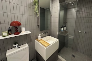 Shower, hair dryer, towels, soap - Sunny apartment in Richmond with balcony (Richmond)