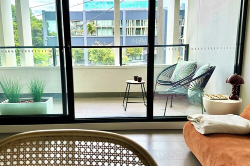 Sunny apartment in Richmond with balcony