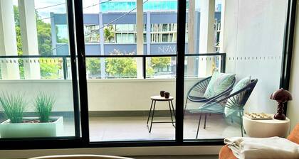 Sunny apartment in Richmond with balcony