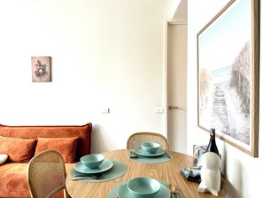 Dining - Sunny apartment in Richmond with balcony (Richmond)
