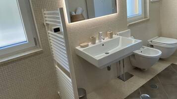 Douche, sĂšche-cheveux, bidet, serviettes fournies