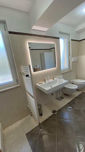 Douche, sèche-cheveux, bidet, serviettes fournies