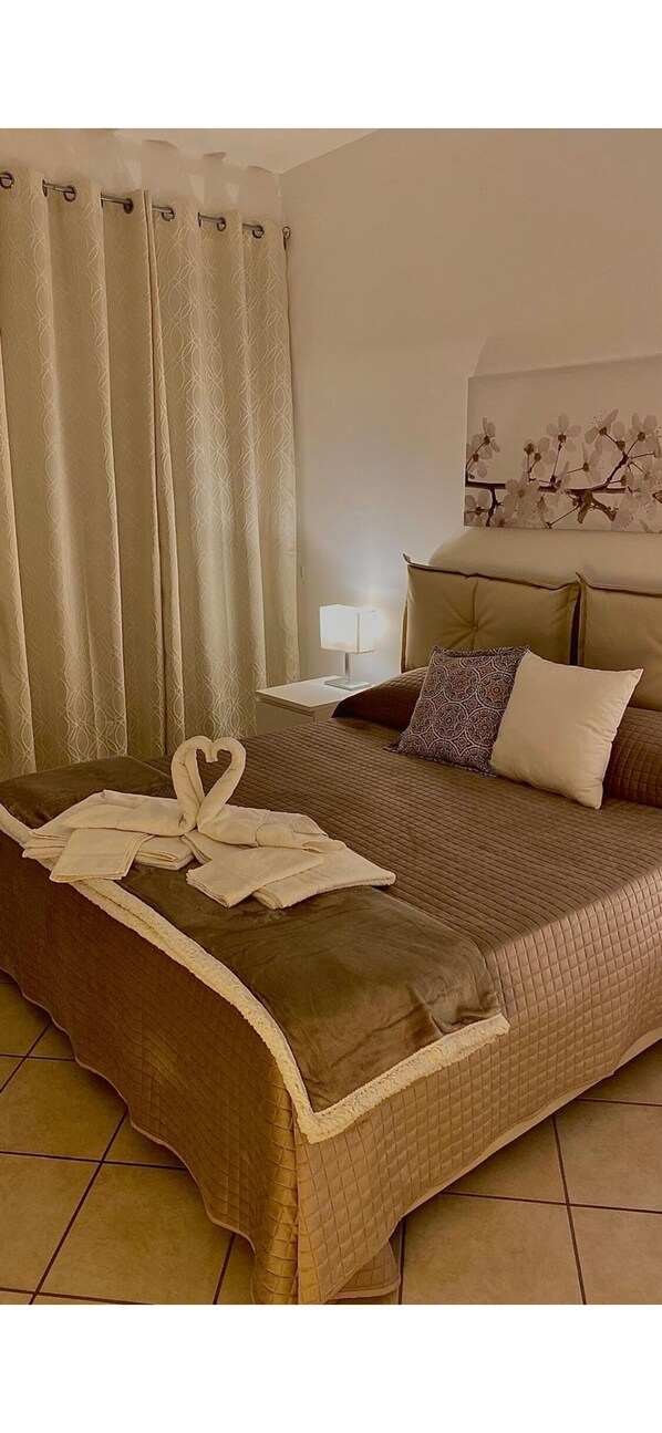 2 chambres, coffres-forts dans les chambres, bureau