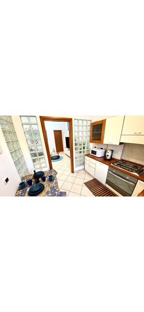 Coffee/tea maker, cookware/dishes/utensils