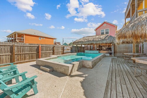 Relax with harbor bridge views and beach access in this cozy retreat. Sleeps 6