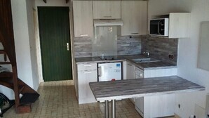 Fridge, microwave, dishwasher, cookware/dishes/utensils - Les Asturies 8 (MOLIETS ET MAA)