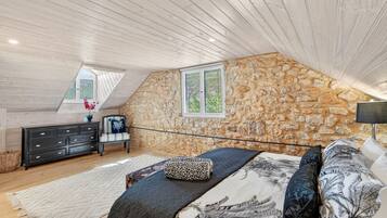 3 bedrooms, desk, iron/ironing board, WiFi